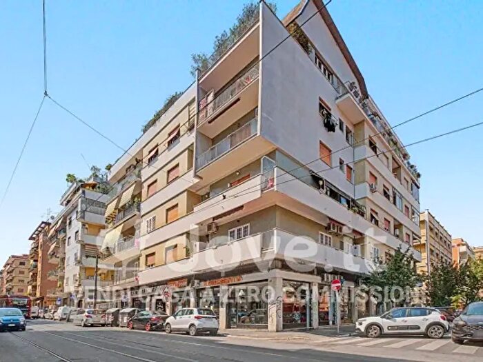 Appartamento trilocale in vendita in Via Giacomo Bresadola, Roma