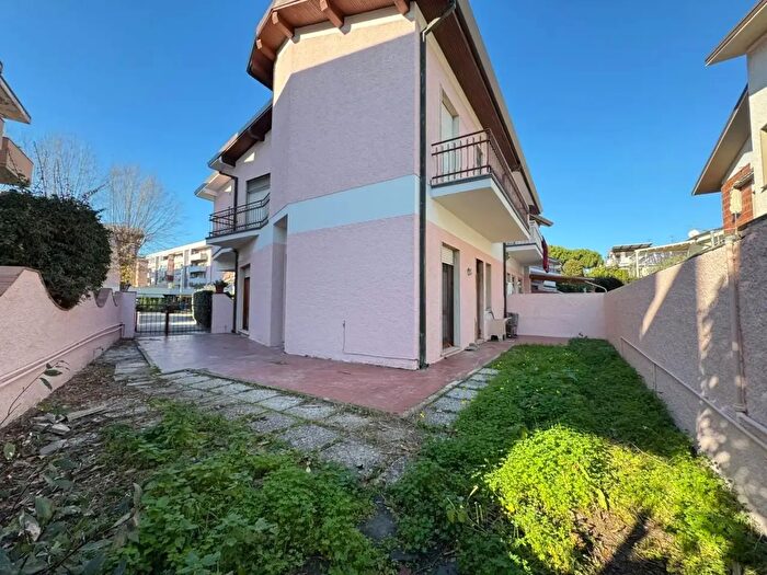 Casa con 7 locali in vendita in El Sole, Viareggio