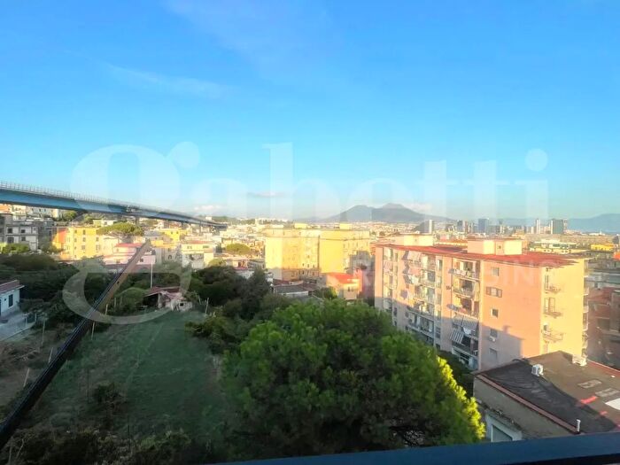 Appartamento trilocale in affitto in Via Michele Guadagno, Napoli