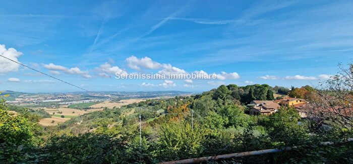 Casa con 10 locali in vendita in Pesaro