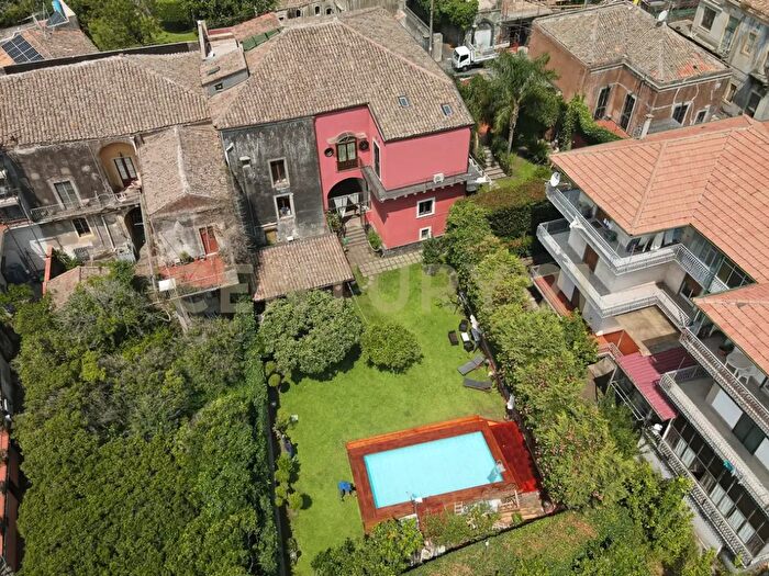 Casa con 11 locali in vendita in Via Scalilla, Mascalucia