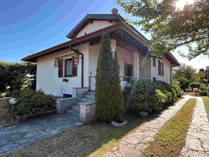 Casa con 5 locali in vendita in Via Francesco Cilea, Angera