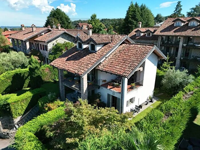 Casa con 5 locali in vendita in Arona