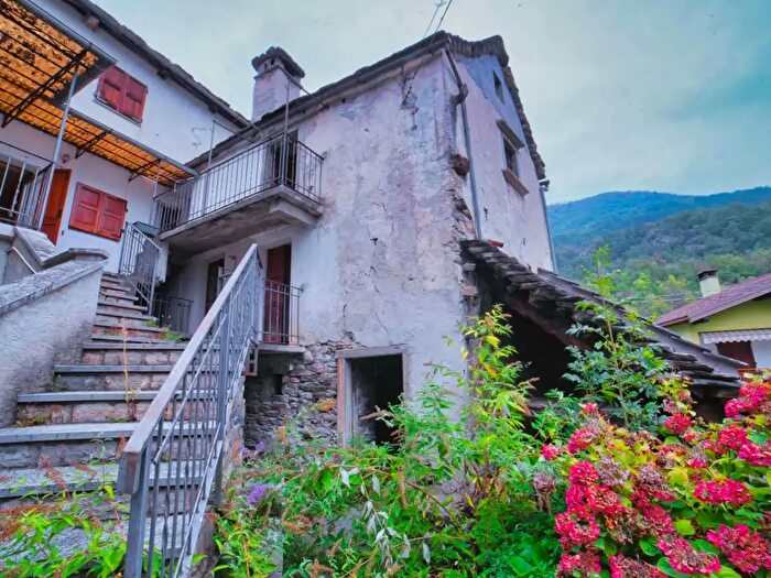 Casa con 10 locali in vendita in Chezzo, Montecrestese