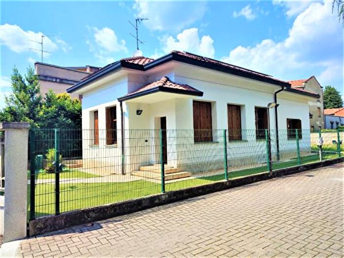 Casa trilocale in vendita in Via Giuseppe Mazzini, Carugo