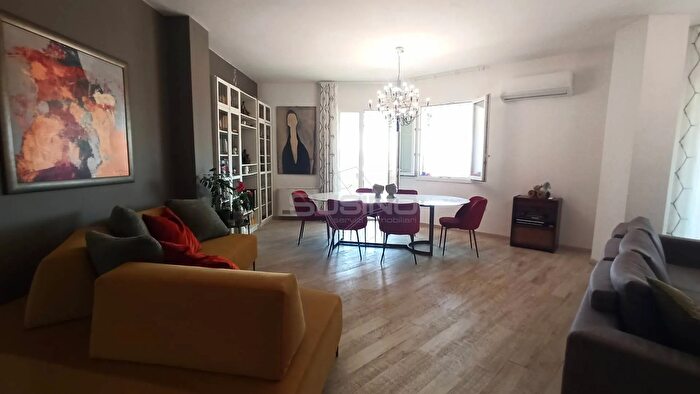 Appartamento con 5 locali in vendita in Via Re Ierone Secondo, Siracusa