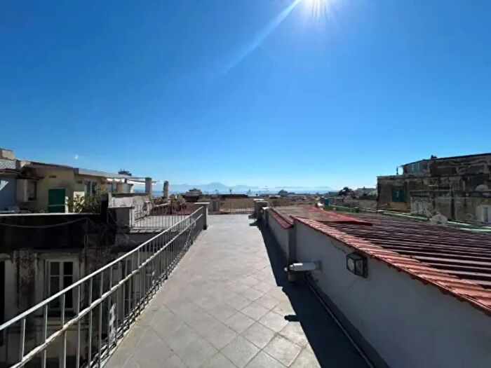 Appartamento trilocale in affitto in Via Francesco Girardi, Napoli