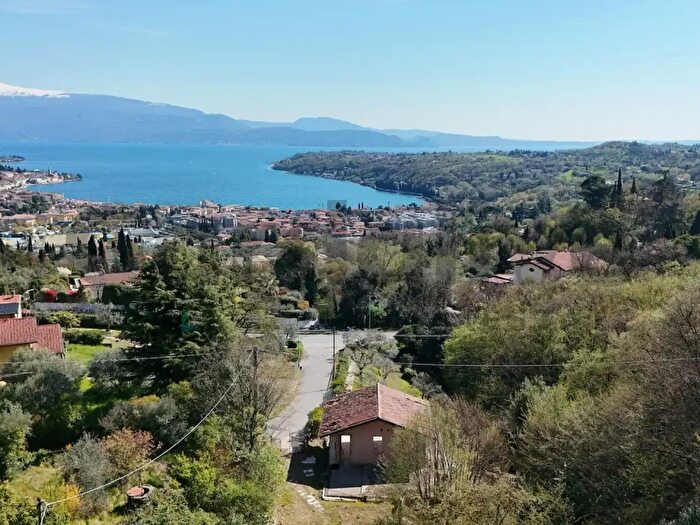 Casa bilocale in vendita in Via Bocca di Croce, Salo