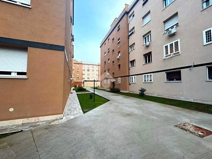 Appartamento trilocale in vendita in PZza Tolosetto Farinati degli Uberti, Roma