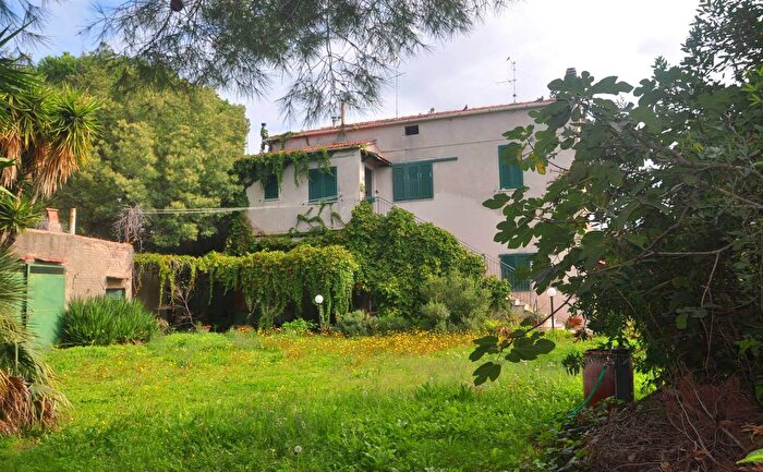 Casa con 10 locali in vendita in Cecina