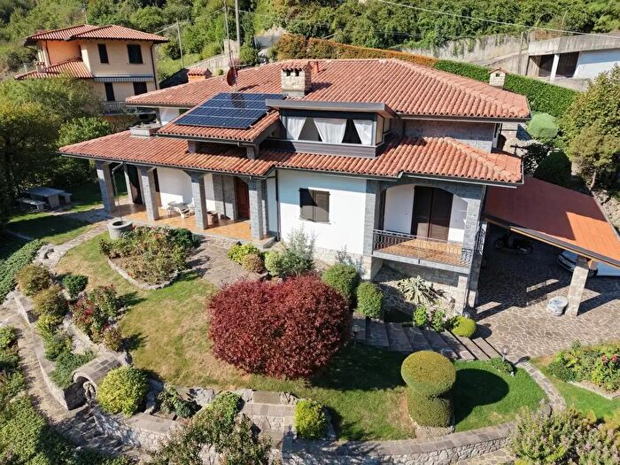 Appartamento con 6 locali in vendita in Appartamento Via Fontanella, Adrara San Rocco