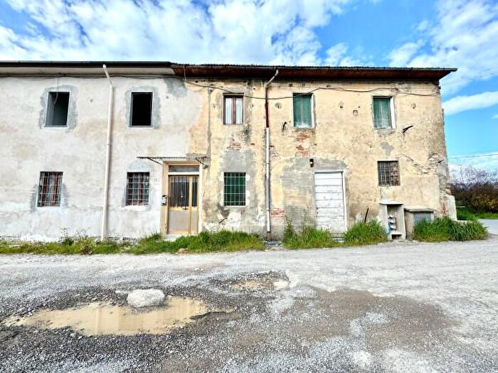 Casa con 6 locali in vendita in Via di Canapale, Pistoia