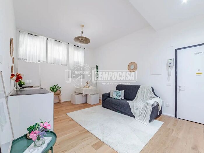 Appartamento trilocale in vendita in Via Negroli, Milano