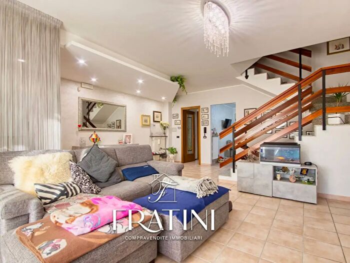 Casa con 8 locali in vendita in Via Fabriano, Folignano