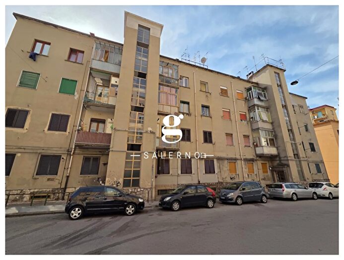 Appartamento trilocale in vendita in Via Michele Iannicelli, Salerno