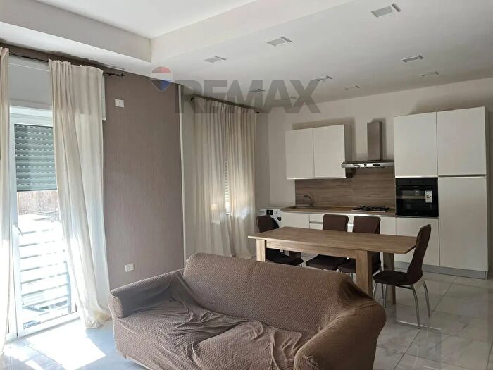 Appartamento trilocale in affitto in Via Miradois, Napoli