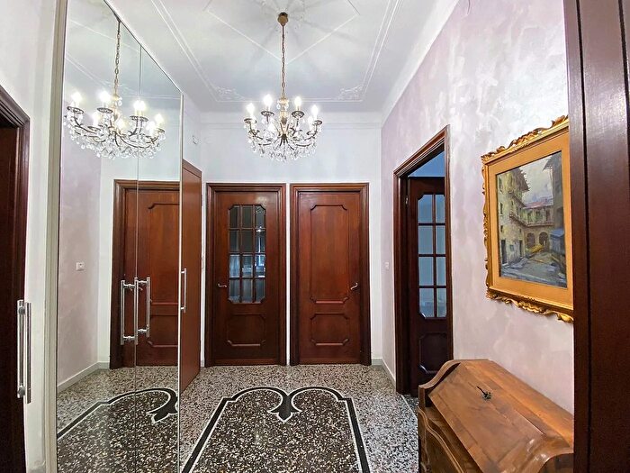 Appartamento con 5 locali in vendita in Via Luciano Manara, Genova