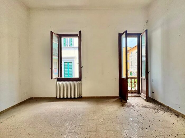 Appartamento con 14 locali in vendita in Vicolo del Barbi Snc, Firenze