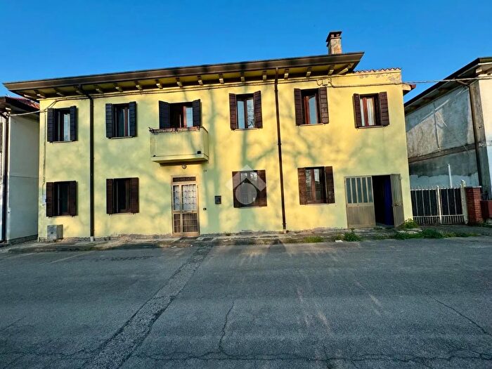 Casa quadrilocale in vendita in Via Trento, Crespino
