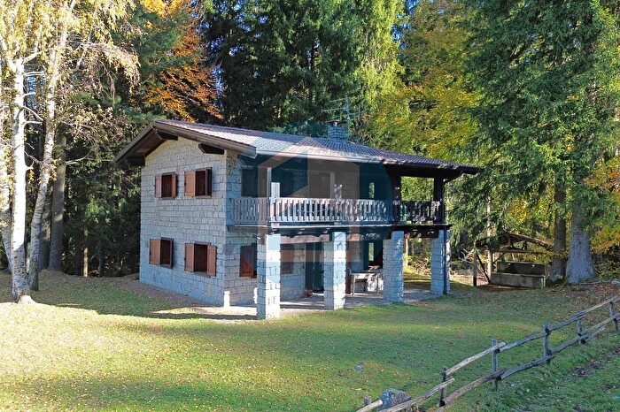 Casa con 8 locali in vendita in Via San Maurizio di Montecampione, Artogne