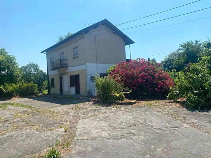 Casa con 6 locali in vendita in Via Provinciale, Cittiglio