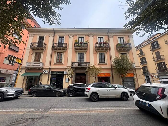 Appartamento con 8 locali in affitto in Via Monte Santo, Cosenza