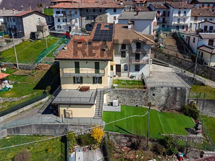 Casa con 9 locali in vendita in Vicolo Pozzi, Costa Di Serina