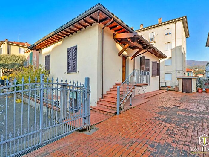 Casa con 12 locali in vendita in Via Roma, Pontremoli