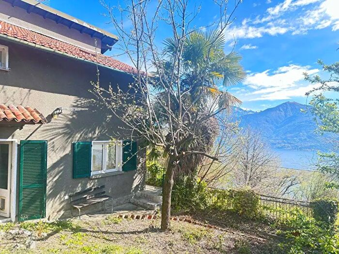 Casa con 7 locali in vendita in Via per La Grona, Plesio