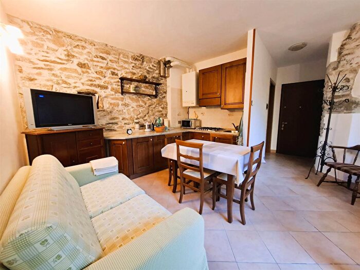 Appartamento bilocale in affitto in Pella, Pella