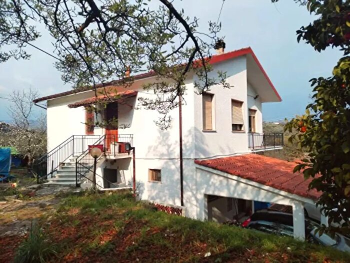 Casa con 6 locali in vendita in Via Giugno, Follo