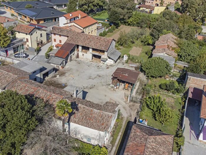 Casa con 6 locali in vendita in Via Oberdan, Visco