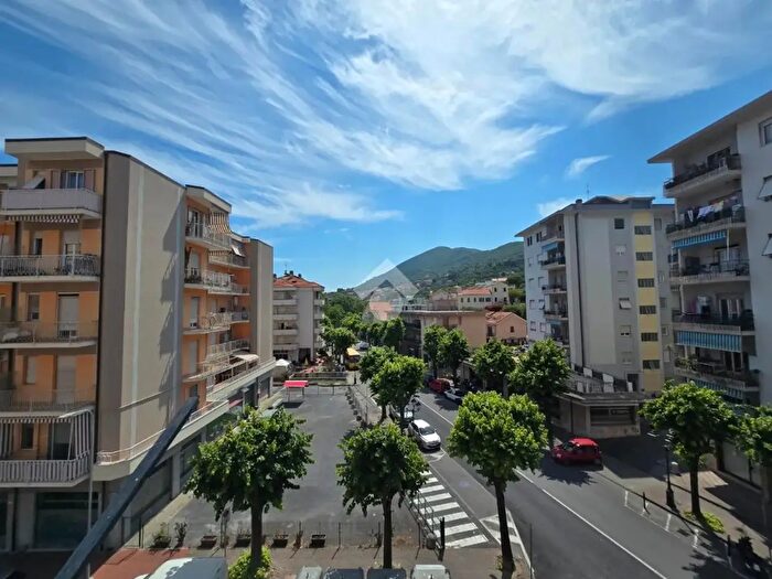 Appartamento quadrilocale in vendita in Via Piave, Albenga