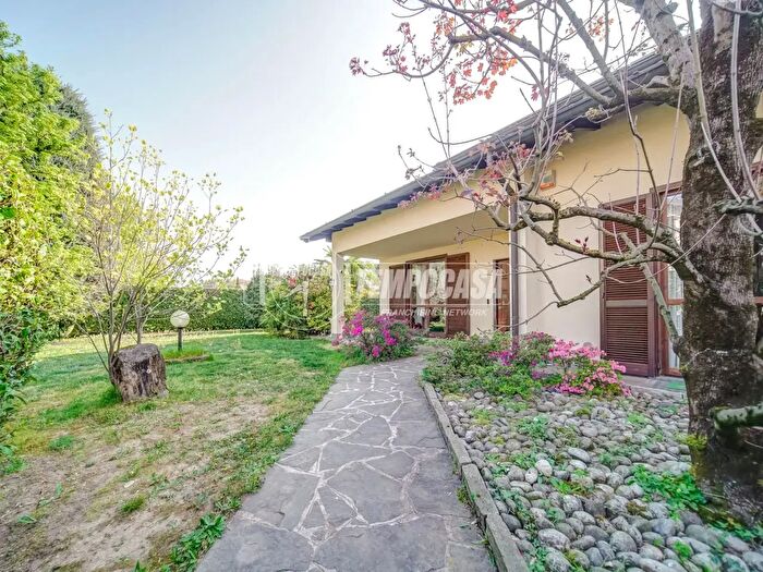 Casa quadrilocale in vendita in Via Aspesi Gaetano, Samarate