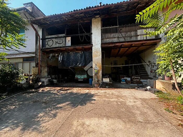 Casa con 8 locali in vendita in Via Trieste, Covo