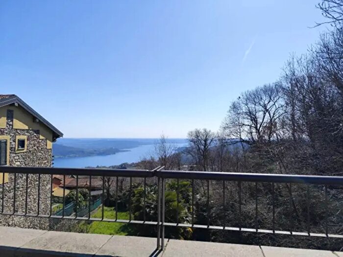 Casa con 5 locali in vendita in Nebbiuno