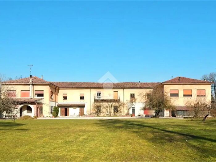 Casa con 7 locali in vendita in Via delle Barricate, Pessina Cremonese