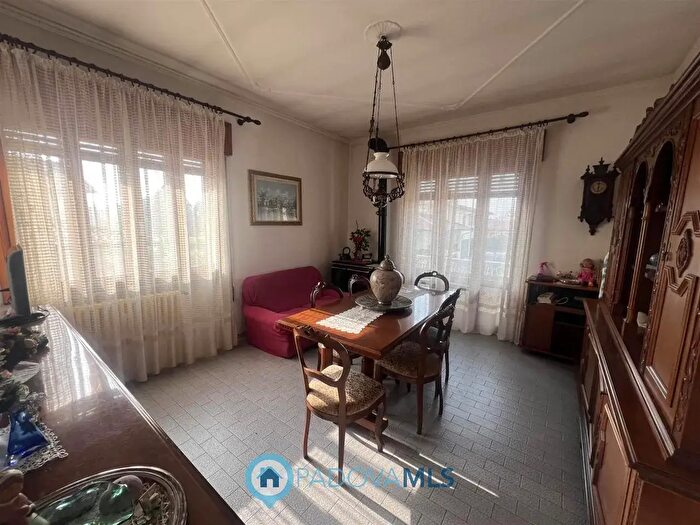 Casa con 6 locali in vendita in Via G Marconi, San Pietro Viminario
