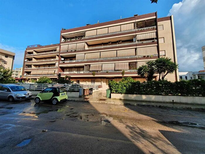 Appartamento trilocale in affitto in Via Rebora, Lecce