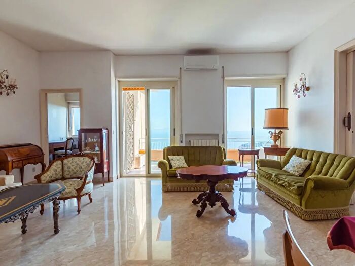 Appartamento quadrilocale in vendita in Via Francesco Petrarca, Napoli