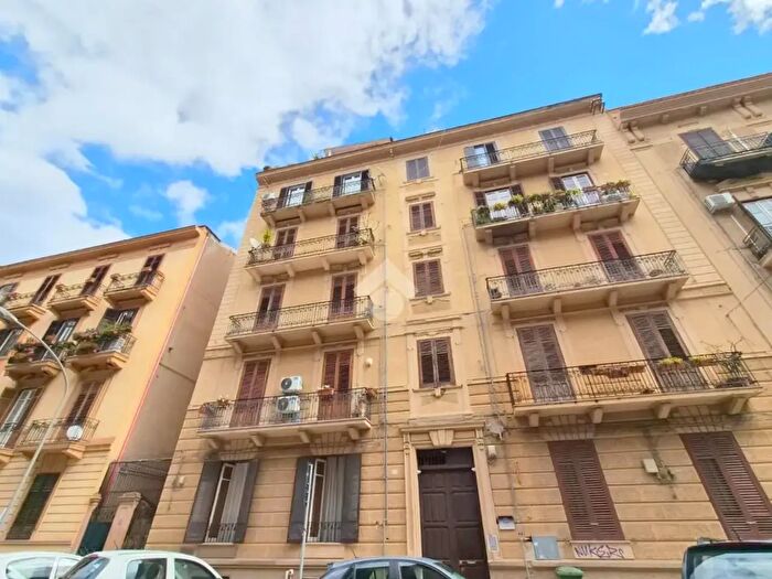 Appartamento con 5 locali in vendita in Via Alessio Narbone, Palermo