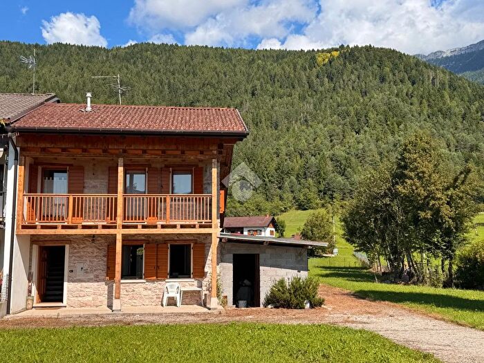 Casa trilocale in vendita in Via Candiole, Lamon