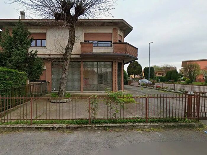 Casa con 9 locali in vendita in Via Tiziano, Dueville