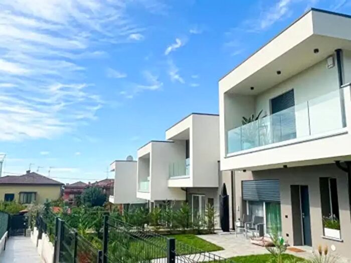 Casa trilocale in vendita in Via Carlo Linati, Appiano Gentile