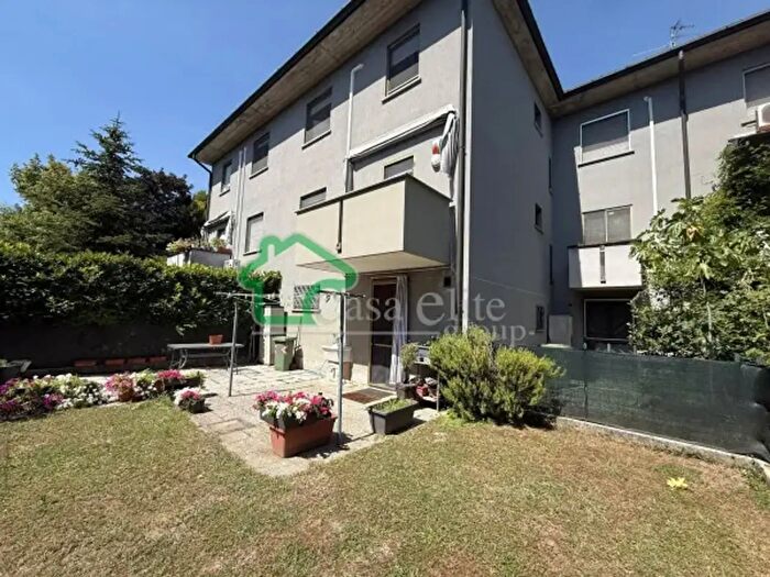 Casa quadrilocale in vendita in Via Alessandro Mazzucotelli, Lodi