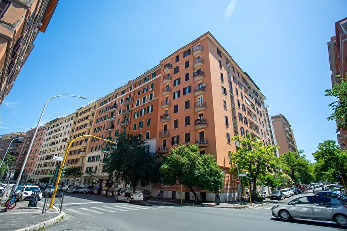 Appartamento quadrilocale in vendita in Via Acaia, Roma