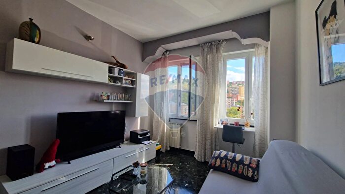 Appartamento trilocale in vendita in Via Davide Menini, Genova