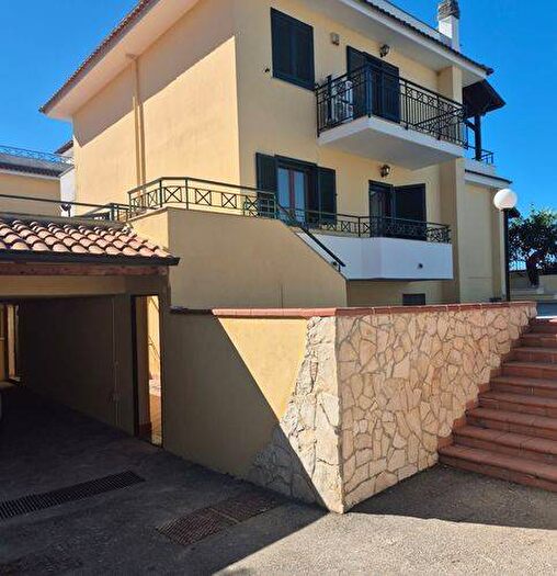 Casa con 6 locali in affitto in Via Vicinale Fra Giambattista, Licola Paese, Giugliano in Campania