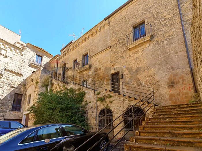 Appartamento con 8 locali in vendita in Via Roma, Enna