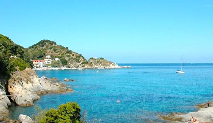 Casa con 6 locali in vendita in Marciana